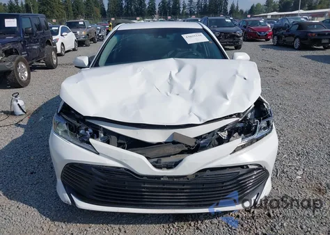 2018 Toyota Camry Le из США, поврежденный, VIN 4T1B11HK1JU057170